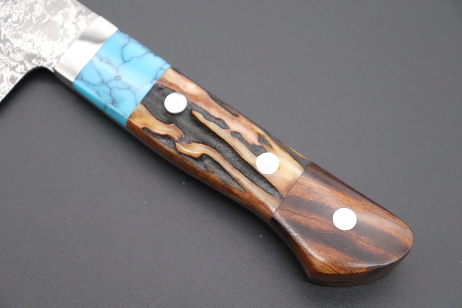 Mr. Itou "Treasure Hunter Series" R-2 Custom Damascus Santoku 175mm (6.8 Inch) "Custom Combination Handle (Turquoise Gem Stone/Samber Stag/Ironwood)" (IT-157) 3 Mr. Itou "Treasure Hunter Series" R-2 Custom Damascus Santoku 175mm (6.8 Inch) "Custom Combination Handle (Turquoise Gem Stone/Samber Stag/Ironwood)" (IT-157) - Image 3