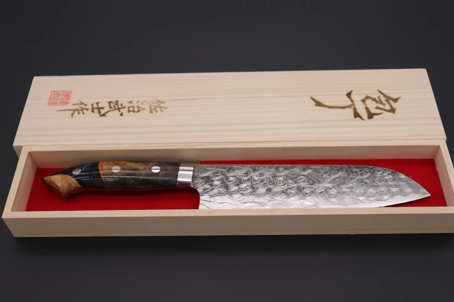 Takeshi Saji SUMMIT ― Limited Edition Custom Series SMT-572 R-2 Custom Damascus Santoku 180mm (7 Inch) 8 Takeshi Saji SUMMIT ― Limited Edition Custom Series SMT-572 R-2 Custom Damascus Santoku 180mm (7 Inch) - Image 8