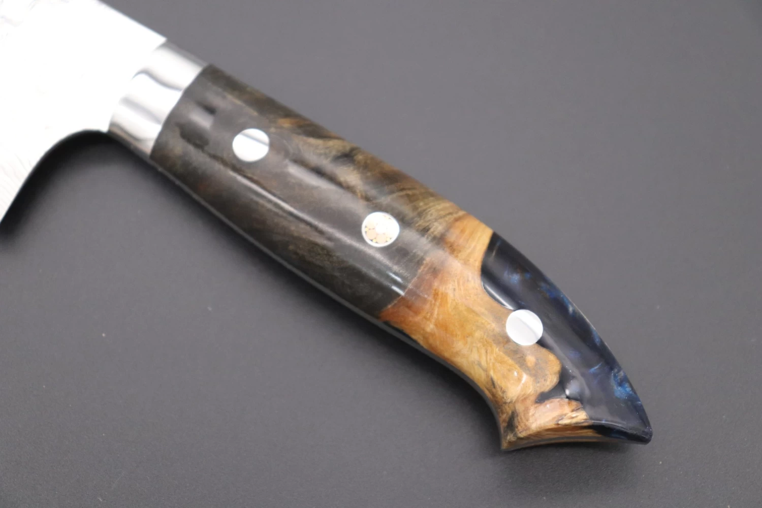 Takeshi Saji SUMMIT ― Limited Edition Custom Series SMT-572 R-2 Custom Damascus Santoku 180mm (7 Inch) 7 Takeshi Saji SUMMIT ― Limited Edition Custom Series SMT-572 R-2 Custom Damascus Santoku 180mm (7 Inch) - Image 7